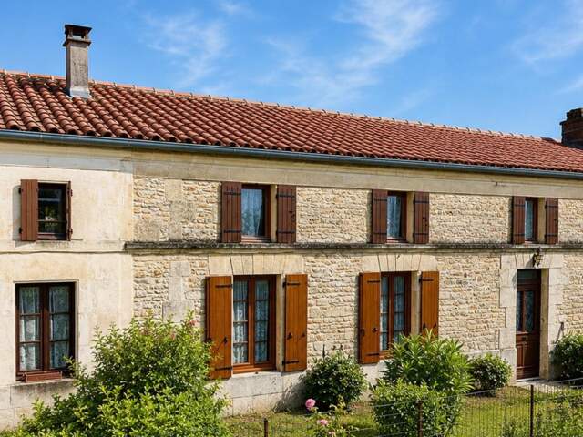 maison à vendre 7 pièces BURIE (17)Dépendances et Studio — photo du bien