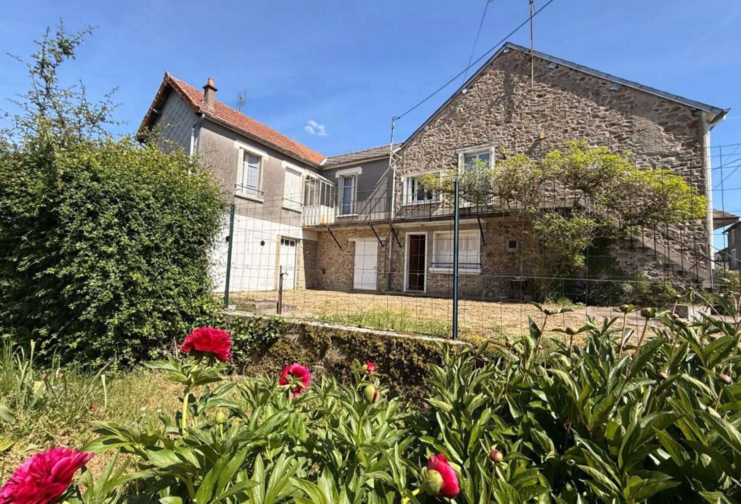 EN EXCLUSIVITE ! Maison en pierre de 136m², 2 garages sur terrain de 950m² 71 500 € — photo 1