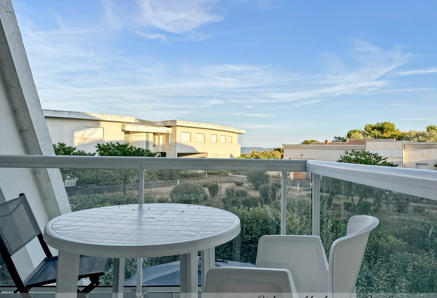 Studio à vendre meublé de 27m2, La Rochelle, balcon, parking et local à vélos — photo 1