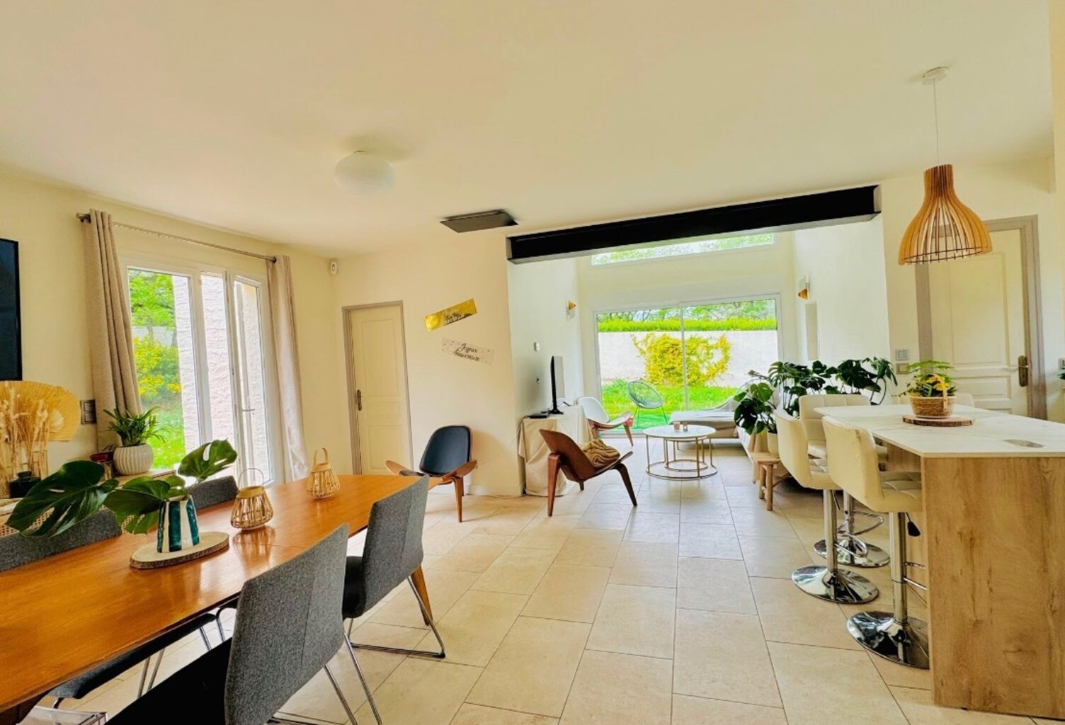 Dpt Bouches du Rhône (13), à vendre AIX EN PROVENCE maison de plain pied de 125 m² agrandissable sur 2000m2 avec piscine pool house et  garage — photo 1