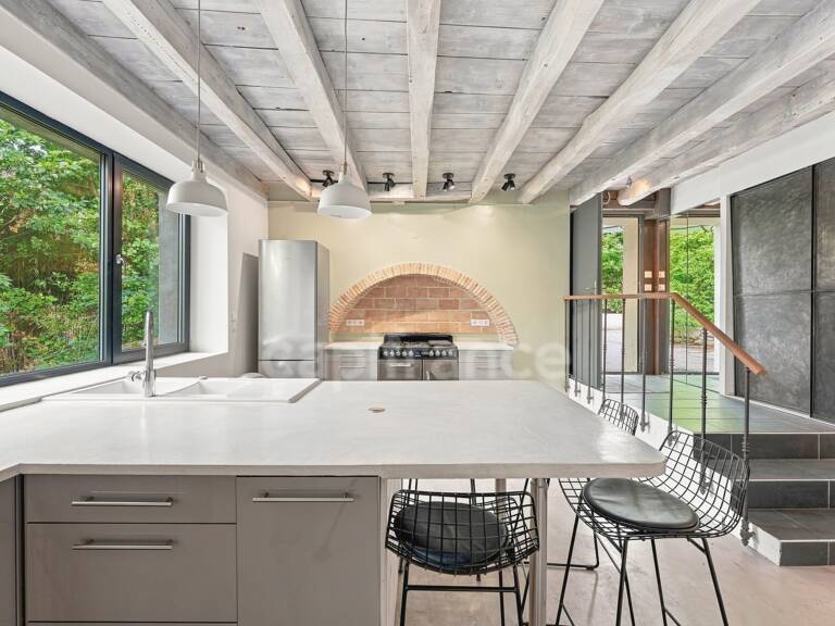 PRÉVESSIN-MOËNS – Ancienne forge du XIXᵉ transformée en loft – 187 m² – 3 chambres – Jardin — photo 1