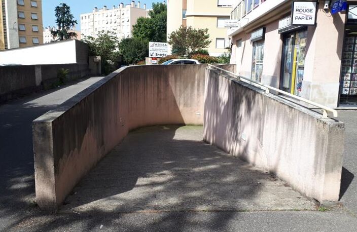 GARAGE BOXE EN SOUS-SOL SAINTE-FOY-LES-LYON - 0 m2 — photo 2
