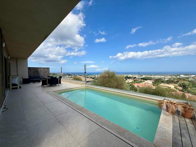 Villa contemporaine avec piscine et vue panoramique — photo du bien