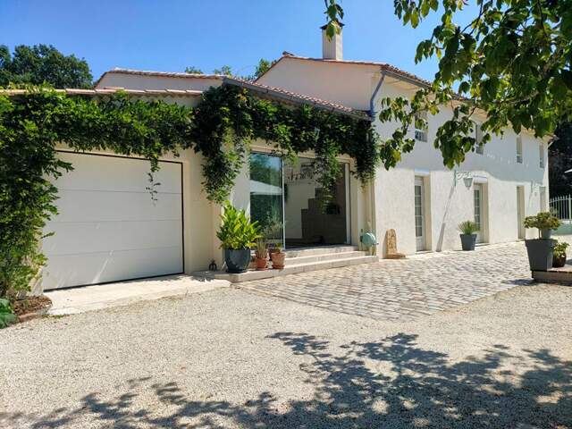 PROPRIETE - 350 m² - 9 PIECES - STUDIO AVEC PARC ET DEPENDANCES — photo du bien
