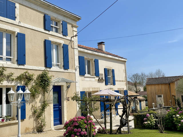 Maison en pierre de caractère avec dépendances  (79260) La Crèche — photo du bien