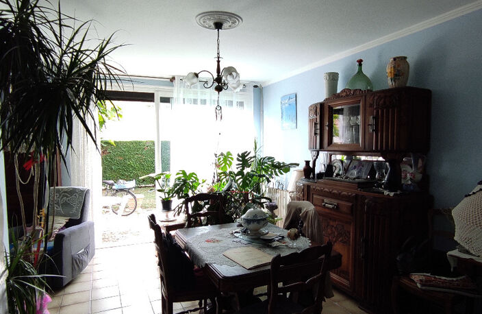 LALINDE, MAISON EN VIAGER OCCUPÉE 2 TÊTES 82 ET 80 ANS,  80 M² HABITABLES, 3 CHAMBRES, SÉJOUR+SALON, CUISINE AMENAGEE, VERANDA, GARAGE LE TOUT SUR UN TERRAIN CLOS DE 808 M² ENVIRON. — photo 4