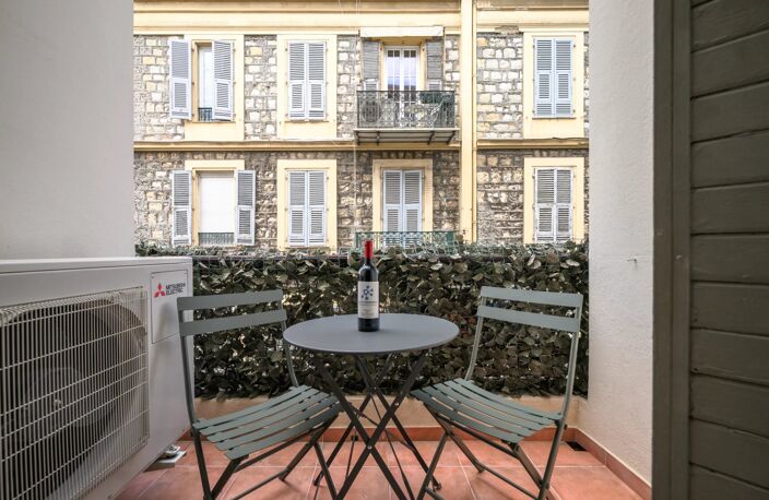 Nice - Carré d’or - 2 pièces rénové avec balcon — photo 3