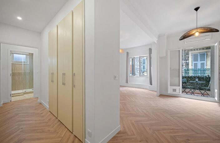 Nice - Carré d’or - 2 pièces rénové avec balcon — photo 4