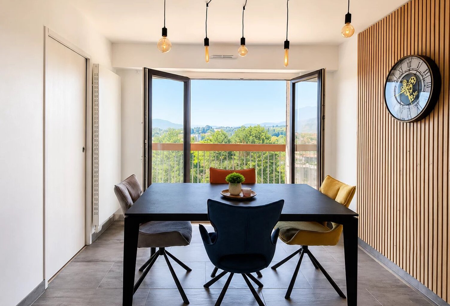 VOIRON – Appartement 5 pièces rénové avec vue panoramique — photo 1