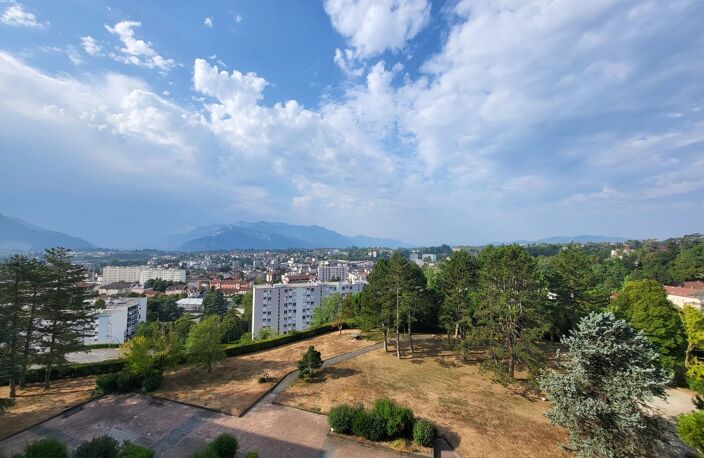 VOIRON – Appartement 5 pièces rénové avec vue panoramique — photo 4