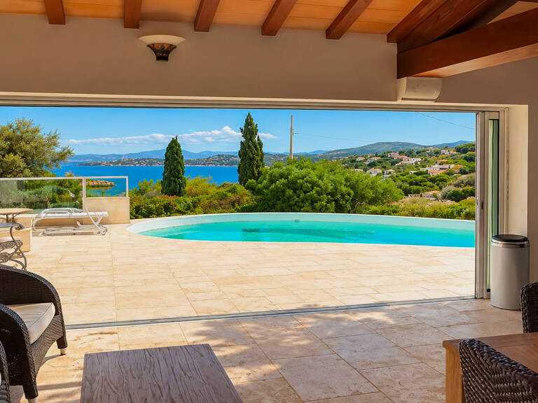 LES ISSAMBRES VILLA DE PLAIN PIED AVEC PISCINE POOL HOUSE ET GARAGE — photo 1