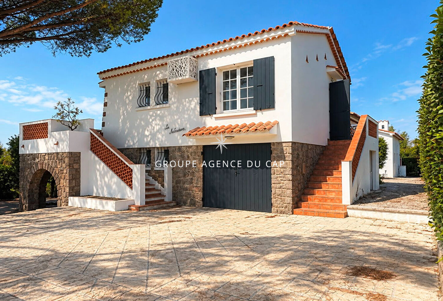 LES ISSAMBRES VILLA DE PLAIN PIED AVEC PISCINE POOL HOUSE ET GARAGE — photo 1