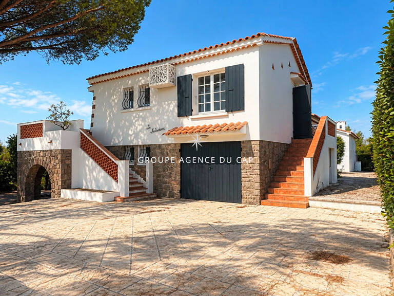 LES ISSAMBRES VILLA DE PLAIN PIED AVEC PISCINE POOL HOUSE ET GARAGE — photo 1