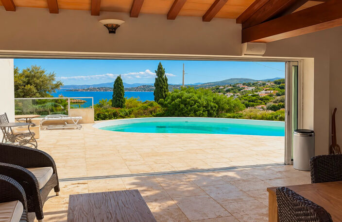 LES ISSAMBRES VILLA DE PLAIN PIED AVEC PISCINE POOL HOUSE ET GARAGE — photo 2