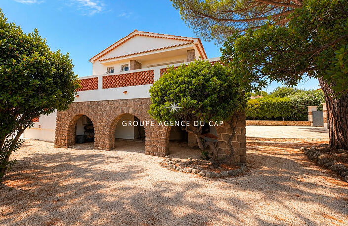 LES ISSAMBRES VILLA DE PLAIN PIED AVEC PISCINE POOL HOUSE ET GARAGE — photo 3