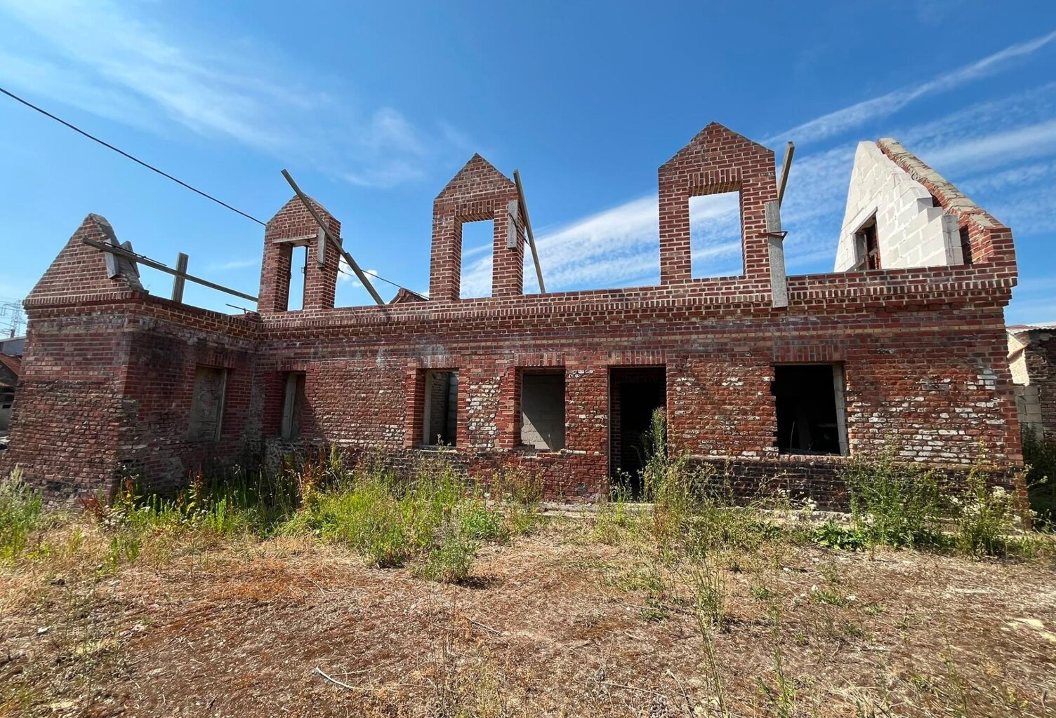 A vendre beau terrain de 762 m2 sur la commune de SERVINS, commune située à 10 kms de Liévin et 20 kms d'arras. Sur ce terrain a été érigé à partir de 2020, 2 constructions non terminées (maisons ni hors d'air, ni hors d'eau) — photo 1