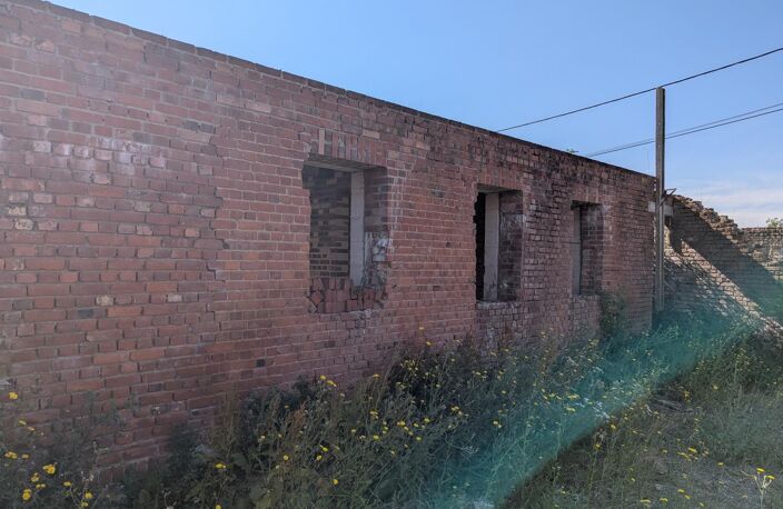 A vendre beau terrain de 762 m2 sur la commune de SERVINS, commune située à 10 kms de Liévin et 20 kms d'arras. Sur ce terrain a été érigé à partir de 2020, 2 constructions non terminées (maisons ni hors d'air, ni hors d'eau) — photo 2