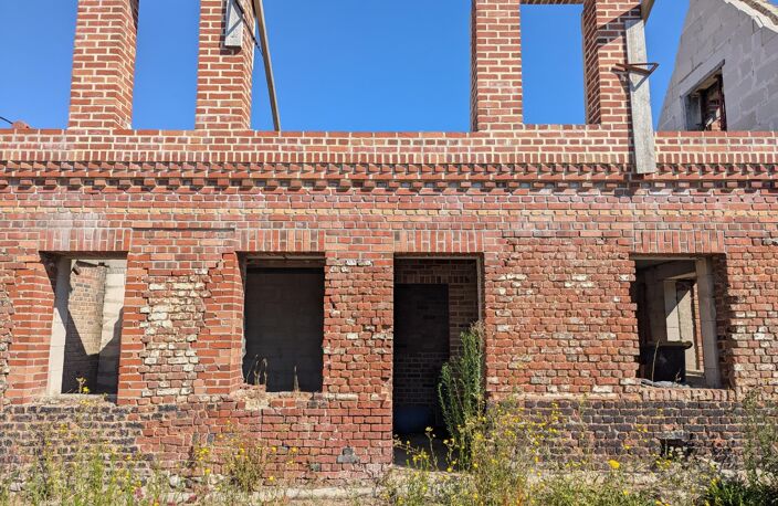 A vendre beau terrain de 762 m2 sur la commune de SERVINS, commune située à 10 kms de Liévin et 20 kms d'arras. Sur ce terrain a été érigé à partir de 2020, 2 constructions non terminées (maisons ni hors d'air, ni hors d'eau) — photo 3