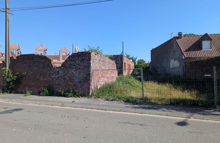 A vendre beau terrain de 762 m2 sur la commune de SERVINS, commune située à 10 kms de Liévin et 20 kms d'arras. Sur ce terrain a été érigé à partir de 2020, 2 constructions non terminées (maisons ni hors d'air, ni hors d'eau) — photo 4