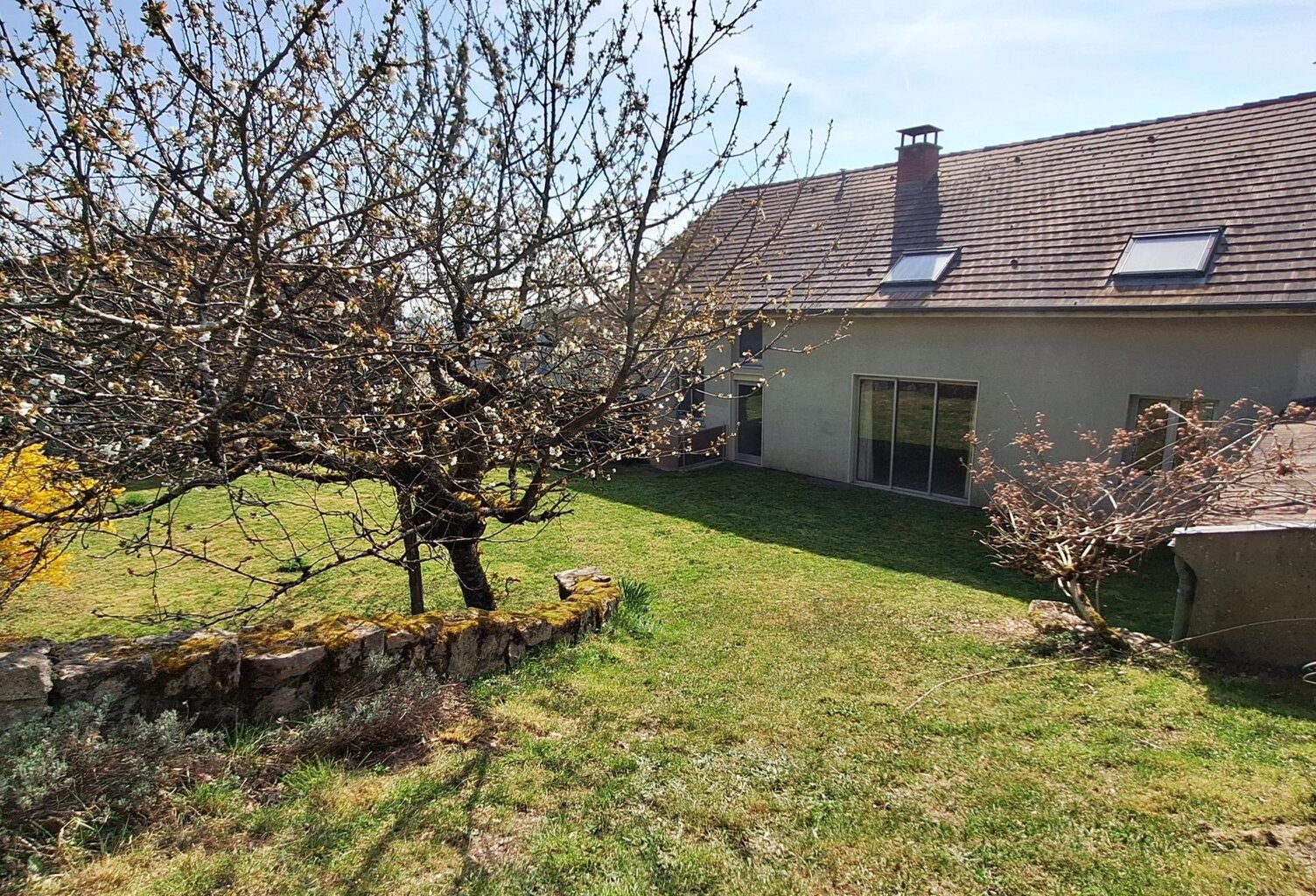 Ensemble immobiler avec maison , studios et très grand dépôt, très rare sur le secteur !!! — photo 1