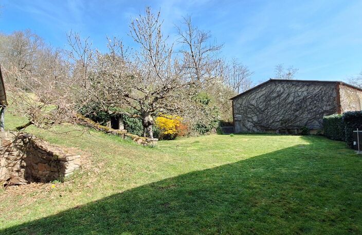 Ensemble immobiler avec maison , studios et très grand dépôt, très rare sur le secteur !!! — photo 2