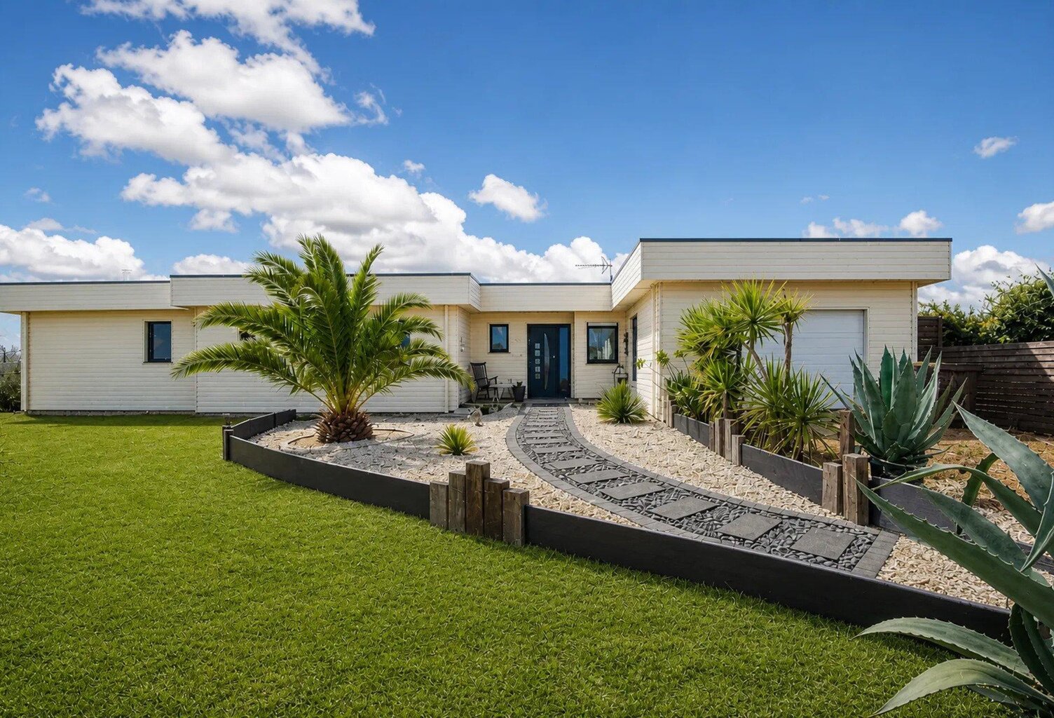 PLOUNÉVEZ-LOCHRIST  Maison de plain-pied rénovée de 168 m² à 1 km des dunes de Keremma — photo 1