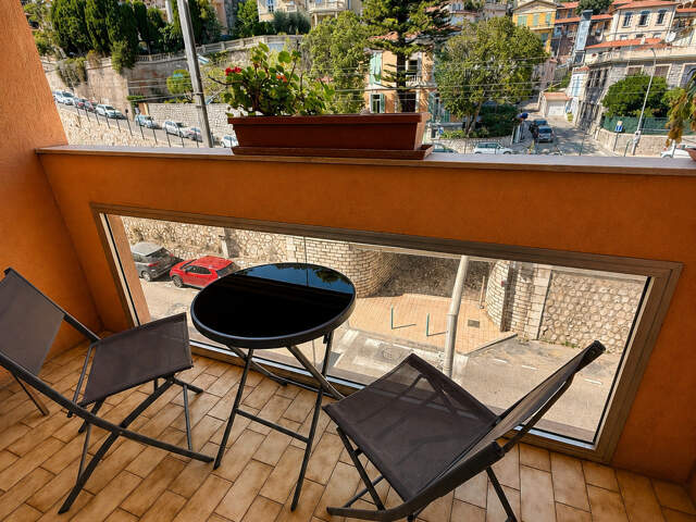 Menton centre ville 2 pièces 3 balcons — photo du bien