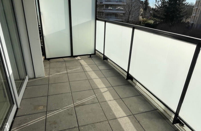 STRASBOURG ROBERTSAU - STUDIO REFAIT A NEUF ET TERRASSE — photo 2
