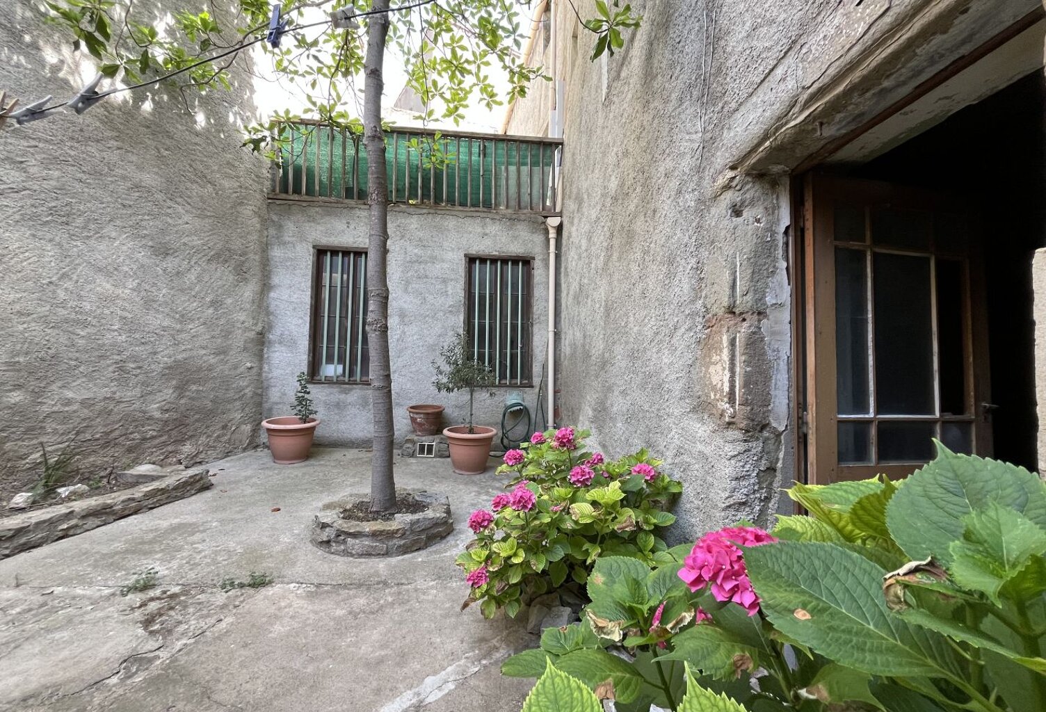Maison AVEC COUR, TERRASSE, GARAGES — photo 1