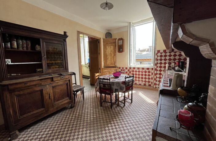 Maison AVEC COUR, TERRASSE, GARAGES — photo 3