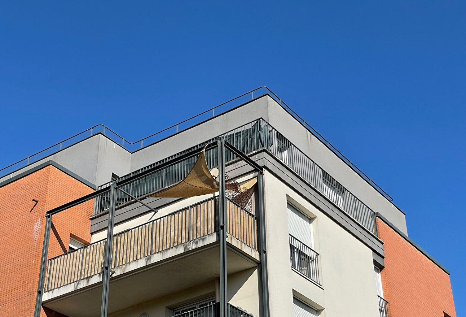 3 pièces en dernier étage avec balcons, ascenseur et parking en sous-sol. — photo 1