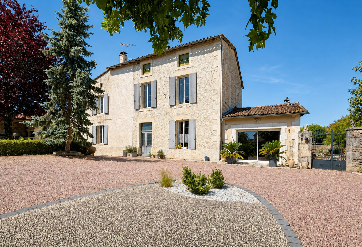 Située au coeur de Verteuil-sur-Charente, village historique — photo 1
