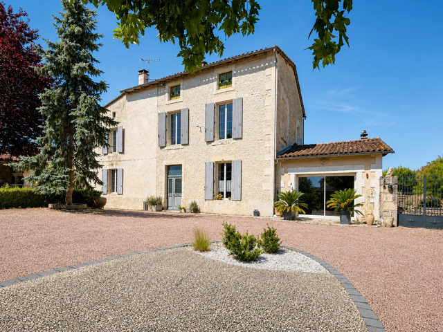 Située au coeur de Verteuil-sur-Charente, village historique — photo du bien