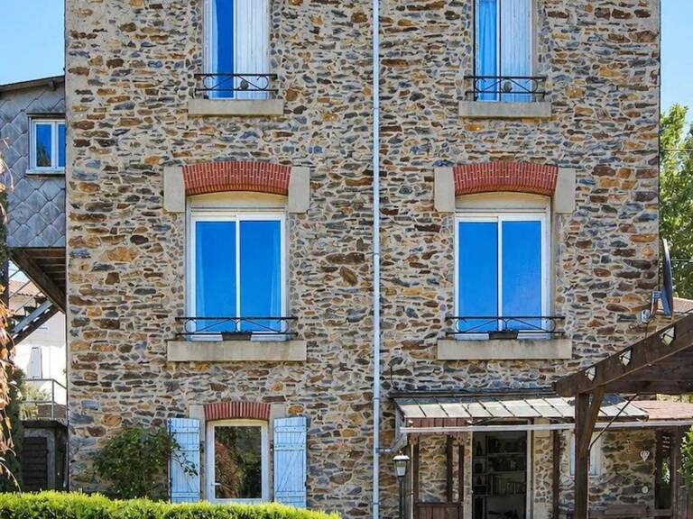 maison en pierre, rénovée, avec terrain attenant, dépendances et piscine — photo 1