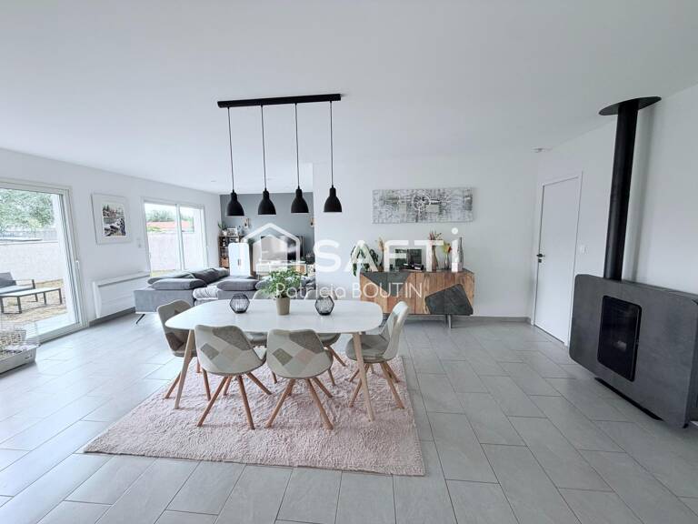PAVILLON PLAIN PIED 5 CHAMBRES DONT UNE SUITE PARENTALE ET GARAGE A BENET ! — photo 1