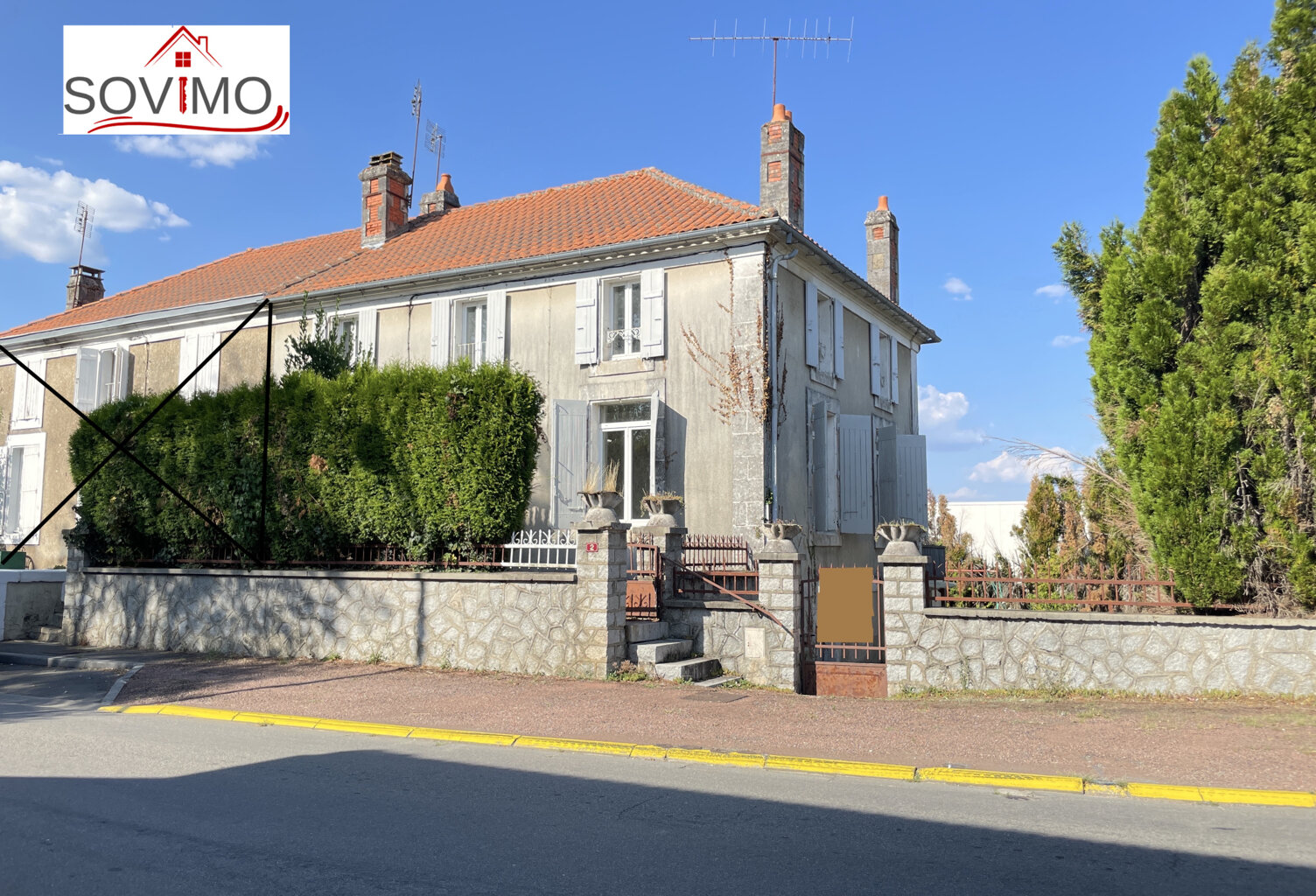 MAISON DE VILLE À RÉNOVER : JARDIN, GARAGE ET BEAU POTENTIEL — photo 1