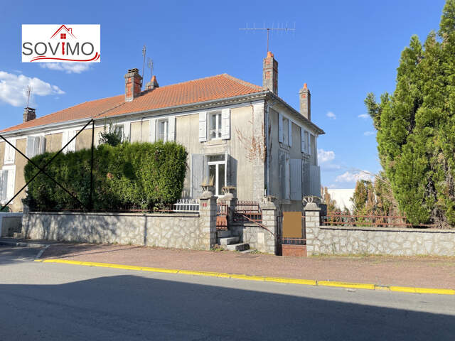 MAISON DE VILLE À RÉNOVER : JARDIN, GARAGE ET BEAU POTENTIEL — photo du bien