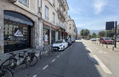 Local Commercial + Appartement Loué — photo du bien