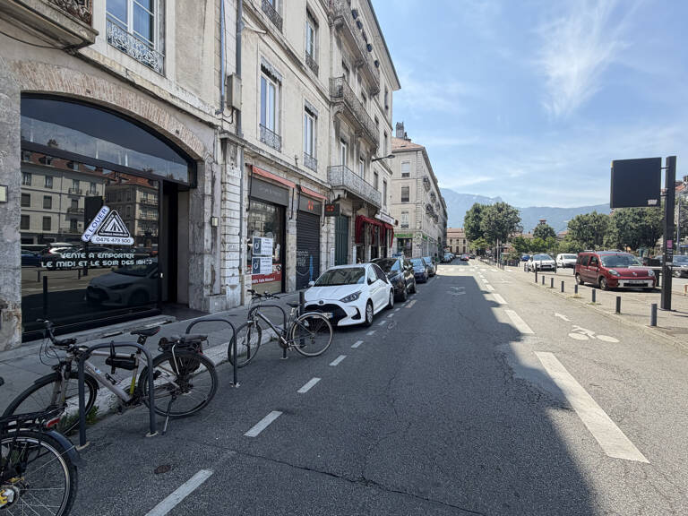 Local Commercial + Appartement Loué — photo 1