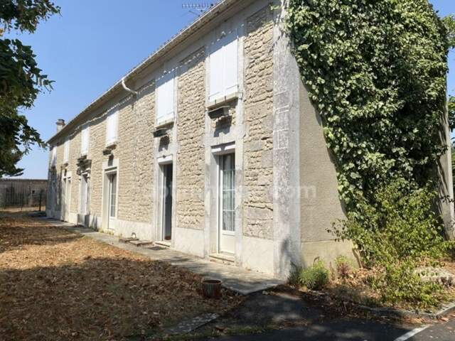 En Charente, à seulement 12 minutes du centre-ville d’Angoulême et de la Gare TGV découvrez cette belle propriété charentaise située à CHAMPNIERS — photo du bien
