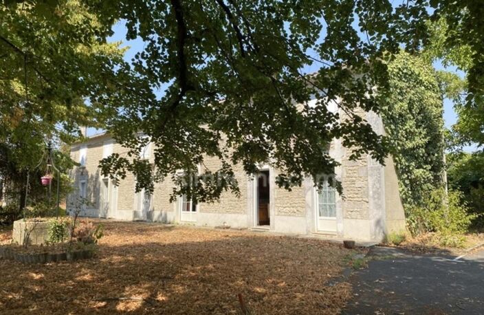 En Charente, à seulement 12 minutes du centre-ville d’Angoulême et de la Gare TGV découvrez cette belle propriété charentaise située à CHAMPNIERS — photo 2