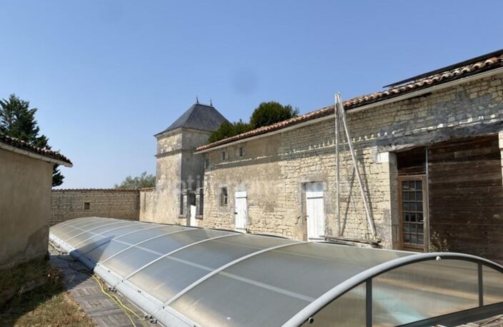 En Charente, à seulement 12 minutes du centre-ville d’Angoulême et de la Gare TGV découvrez cette belle propriété charentaise située à CHAMPNIERS — photo 3