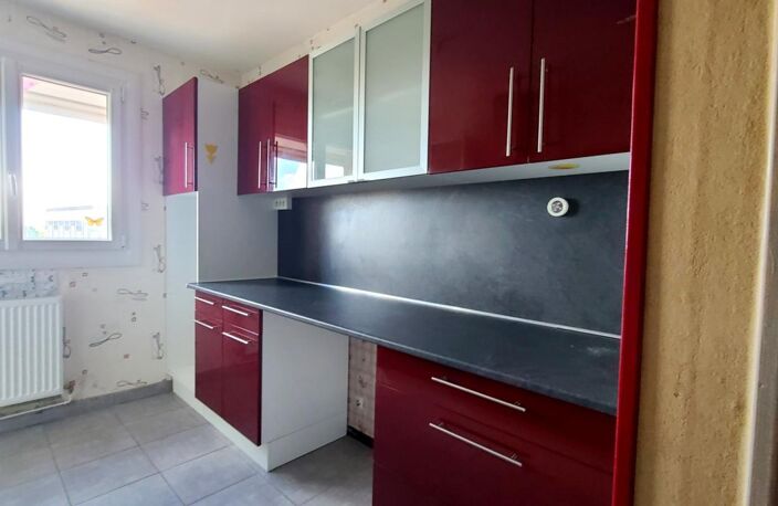 CHARTRES - APPARTEMENT - GRAND T2 - 68 m² AVEC GARDIEN - CAVE - PLACE DE PARKING — photo 4