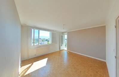 Appartement À Louer  avec balcon et garage / Eau chaude et Chauffage collectifs — photo du bien