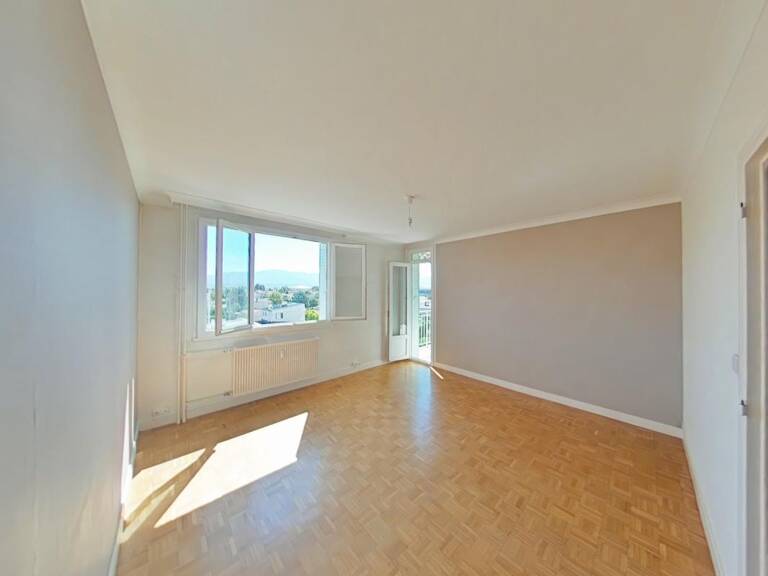 Appartement À Louer  avec balcon et garage / Eau chaude et Chauffage collectifs — photo 1