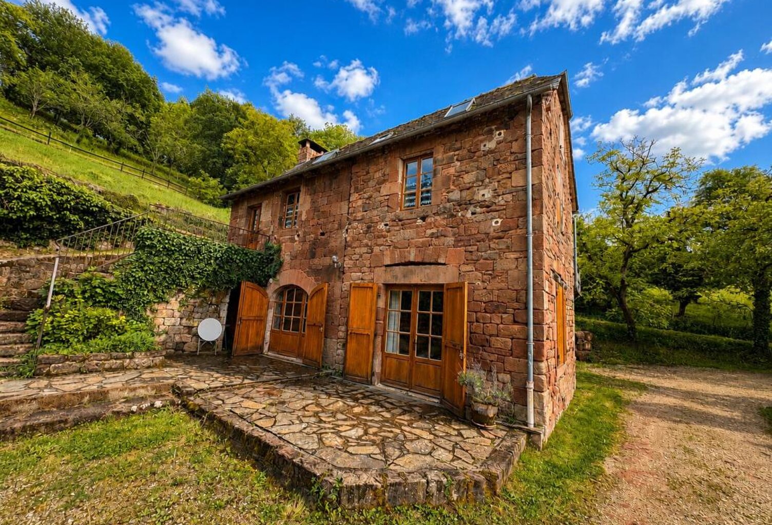 Maison en pierre avec terrasse – Un lieu plein de charme entre Conques et Marcillac — photo 1