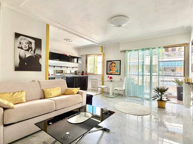 STUDIO – NICE RIQUIER – BALCON — photo du bien