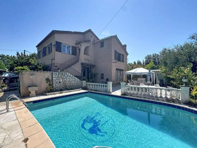 PROPRIETE DIVISEE EN 3 APPARTEMENTS AVEC JARDIN ET PISCINE — photo du bien