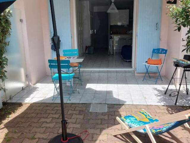 Studio rénové, avec belle terrasse et jardinet - — photo du bien