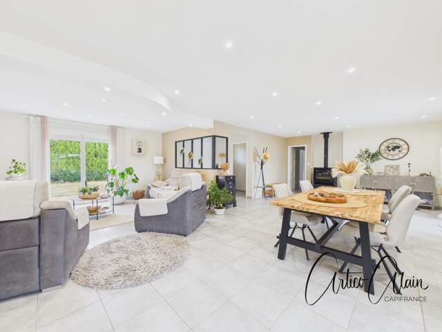 Maison de plain-pied 200 m² avec appartement indépendant et piscine — photo du bien